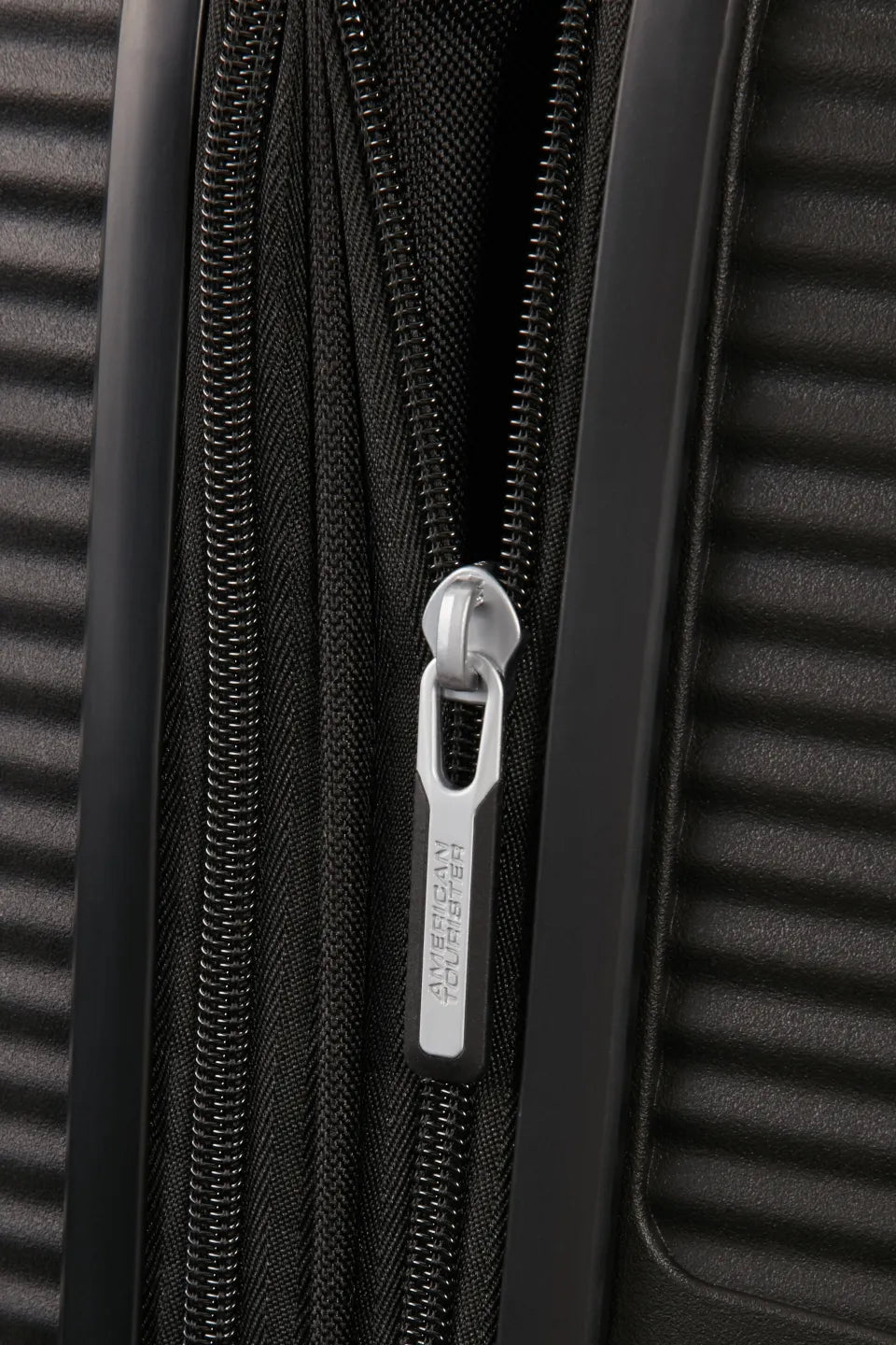 American Tourister Soundbox 67cm - Mellanstor Expanderbar Bass Black