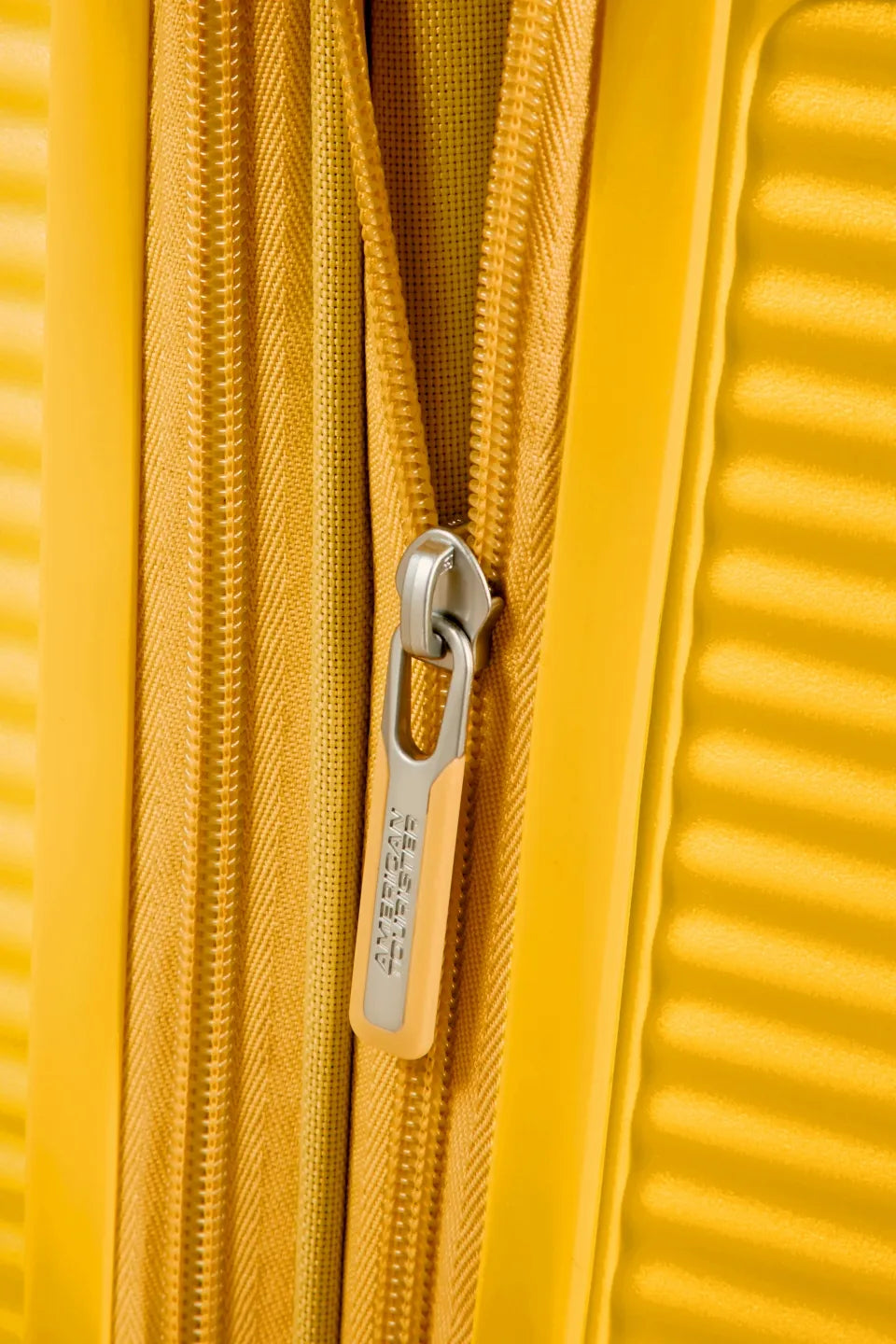 American Tourister Soundbox 67cm - Mellanstor Expanderbar Golden Yellow