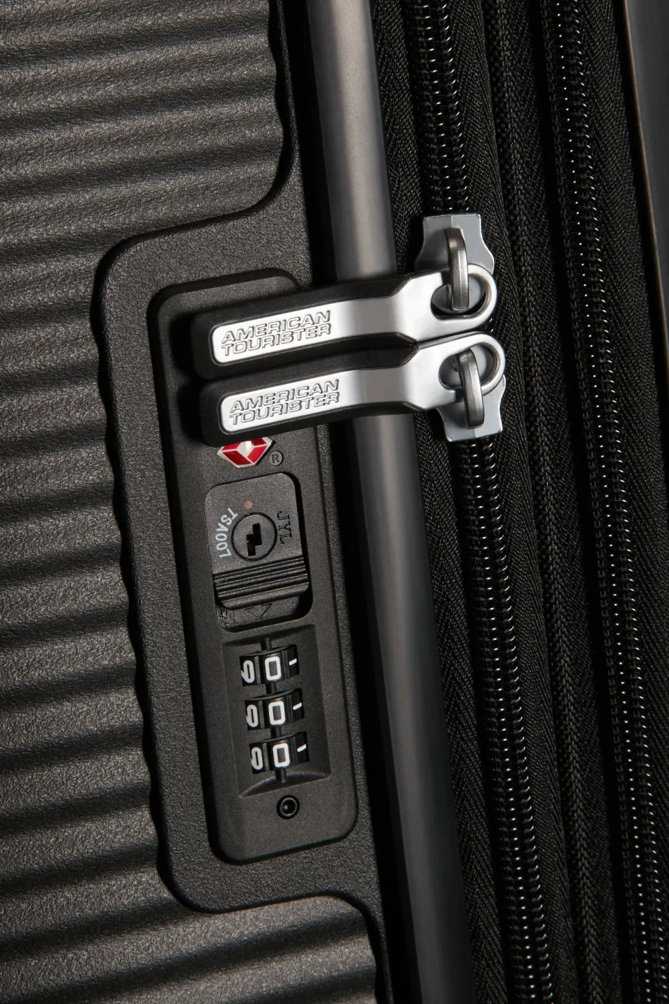 American Tourister Soundbox 67cm - Mellanstor Expanderbar Bass Black